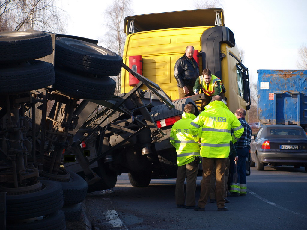 LKW verliert Container Koeln Niehler Ei P028.JPG